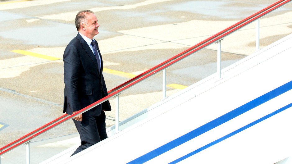 Kiska nastupuje do lietadla