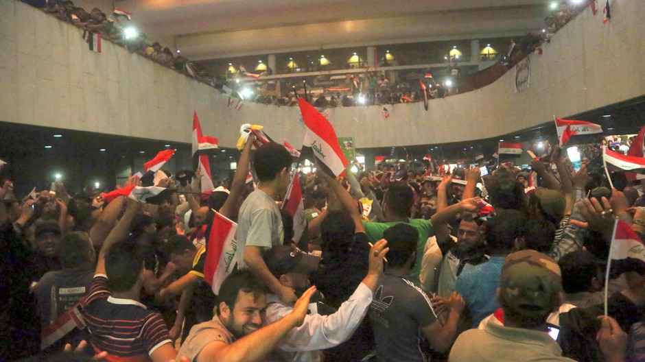 Irak šiitskí demonštranti vtrhli do parlamentu