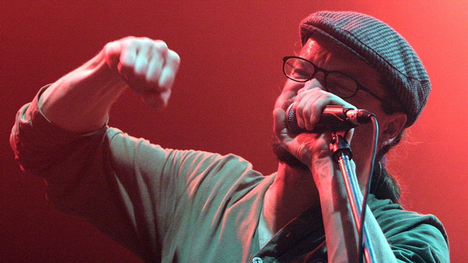 dan barta s mikrofonom spieva