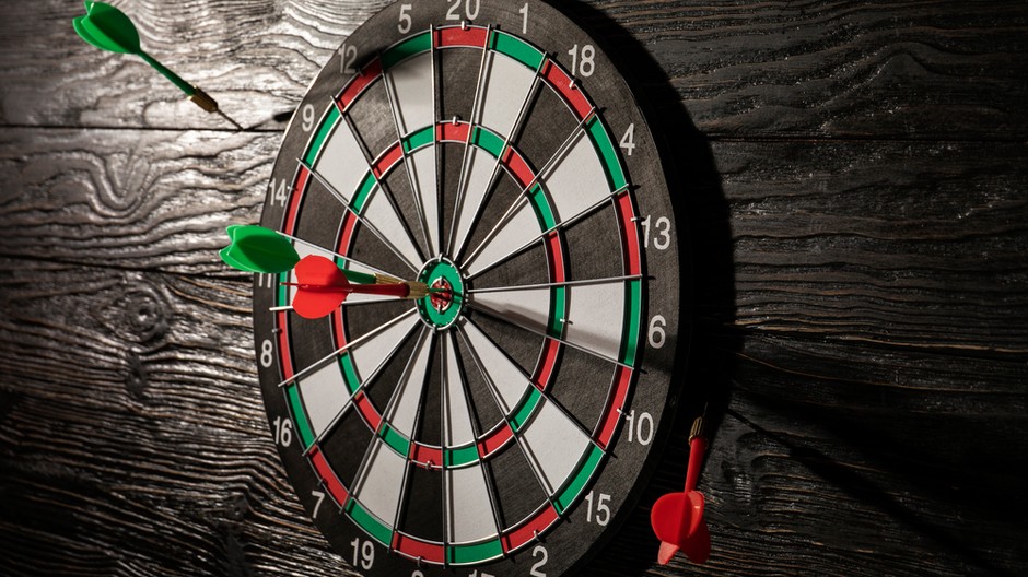 dartboard-with-bullseye-arrow-points 