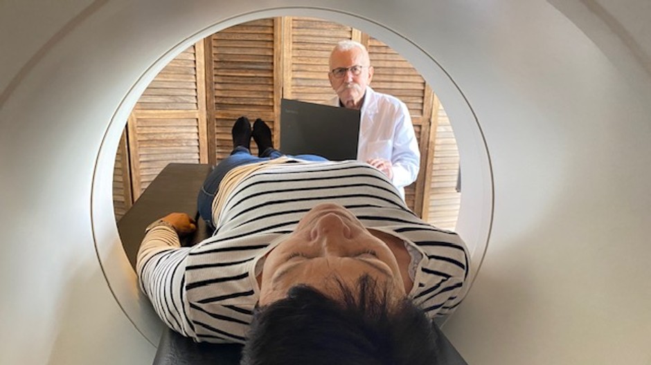 Fotka pacient v stroji (1)