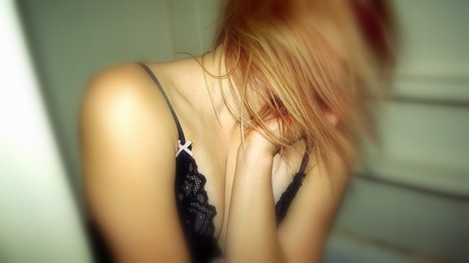 zena hlava dole vlasy nasilie znasilnenie