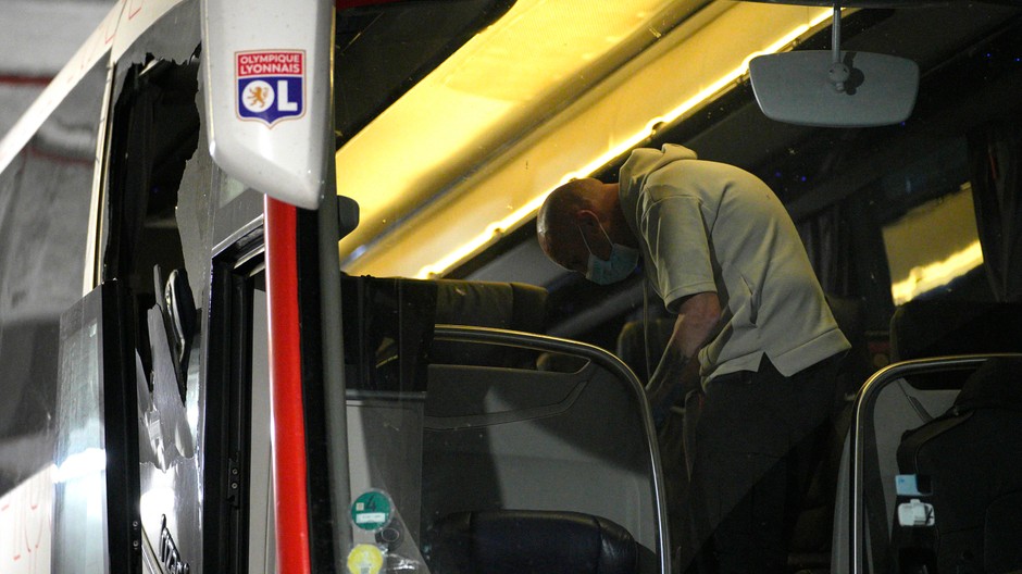 Autobus futbalistov Lyonu, na ktorý  zaútočili pred zápasom 10. kola francúzskej Ligue 1 Olympique Marseille - Olympique Lyon v Marseille
