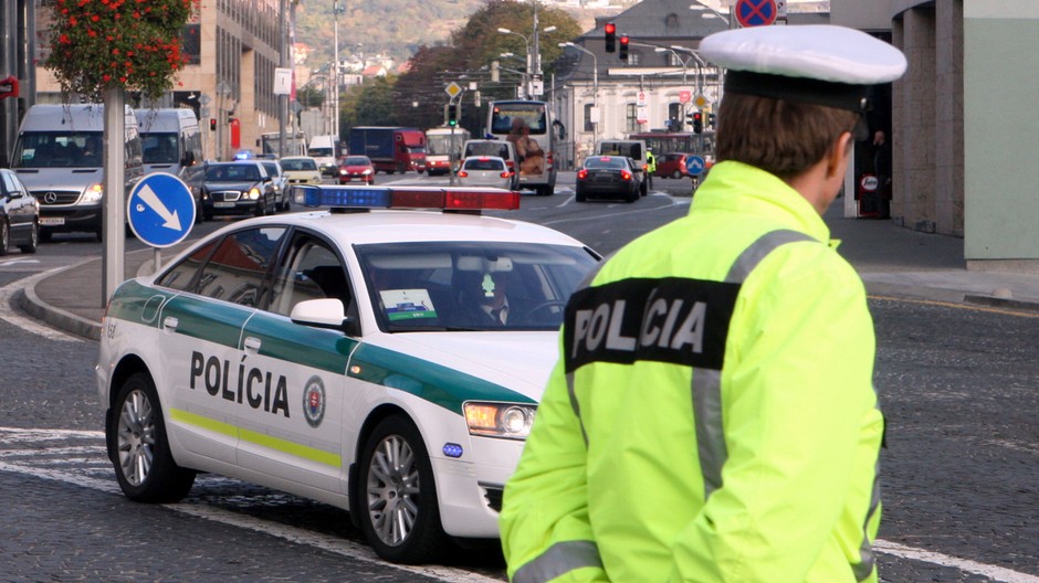 policajt na ceste ilustračné foto