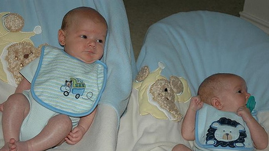 dvojičky malé deti na dekových sedačkách