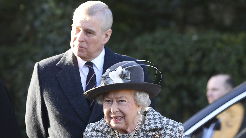 princ Andrew s kráľovnou