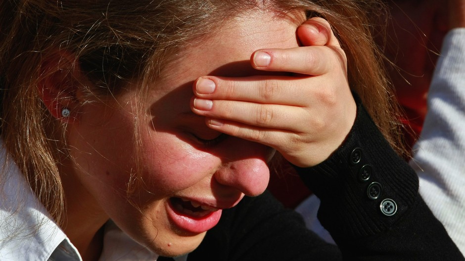 Žena plač znásilnenie ilustračné foto detail tváre