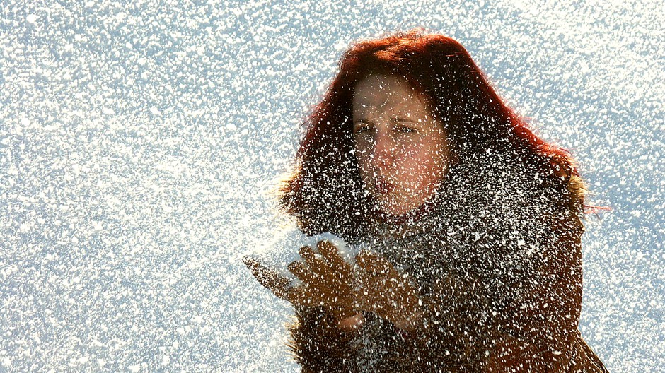 zena sneh snezi pocasie ilustracna