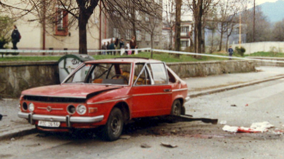 Auto, v ktorom zahynul policajt Miroslav Hlinica na následky výbuchu