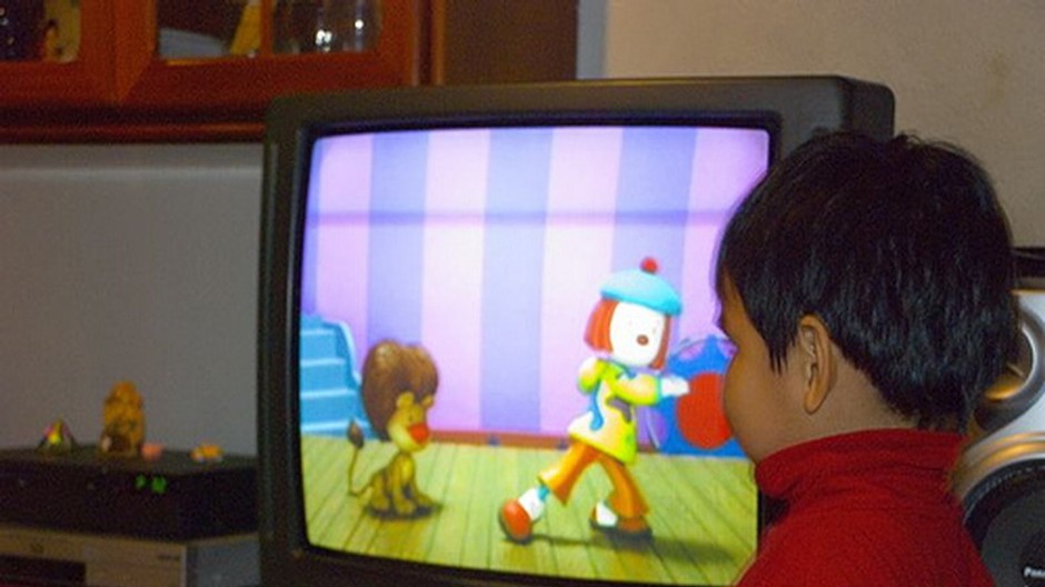 chlapcek pozera televizor rozpravka