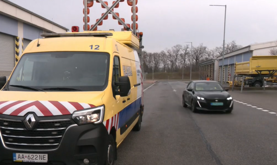 Cestári zavádzajú bezpečnostné systémy na svoje autá. Chcú predísť zrážkam s hliadkami