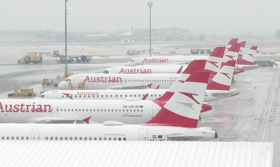 Viedenské letisko prerušilo prevádzku pre husté sneženie. Lety rušia a meškajú