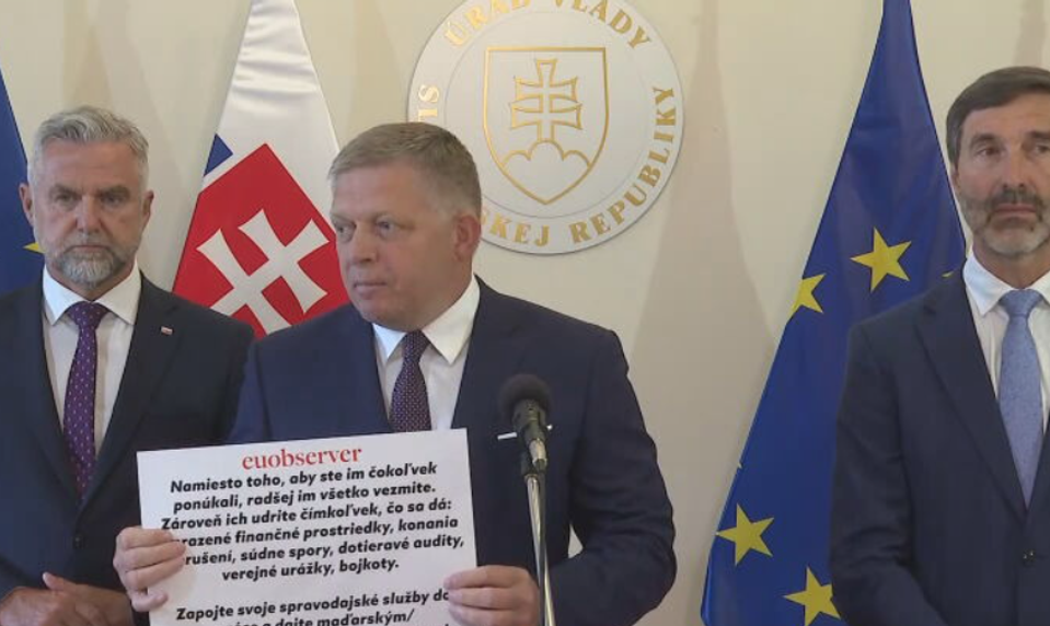 Premiér tvrdí, že britská vláda platila influencerov pri voľbách v roku 2023. "Ficovi sa rúca zlepenec, " reaguje Šimečka