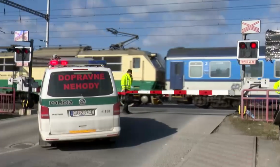 Zrážky áut s vlakmi: Toto sú najčastejšie chyby vodičov na železničnom priecestí