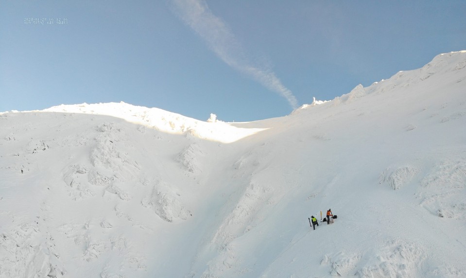 Tragický pád v rakúskom lyžiarskom stredisku: Chlapec (14†) prepadol cez okraj zjazdovky