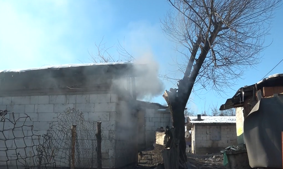 Technici upozorňujú na nebezpečné dymovody v chudobných osadách