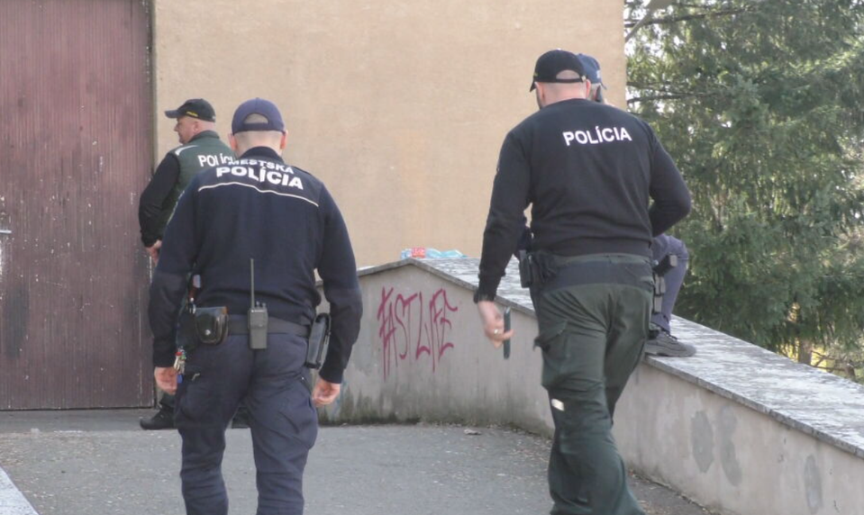 Páchateľ s nožom prepadol lekáreň vo Zvolene. Do hodiny ho zadržala polícia