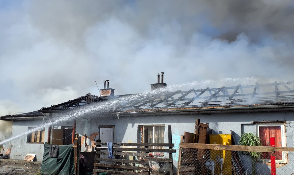 Mimoriadna situácia v Lučenci: Požiar pripravil o strechu nad hlavou viac ako 40 ľudí