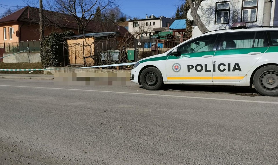 Krvavá dráma: Na chodníku našli dobodanú ženu. Muža objavili v dome s porezaným krkom