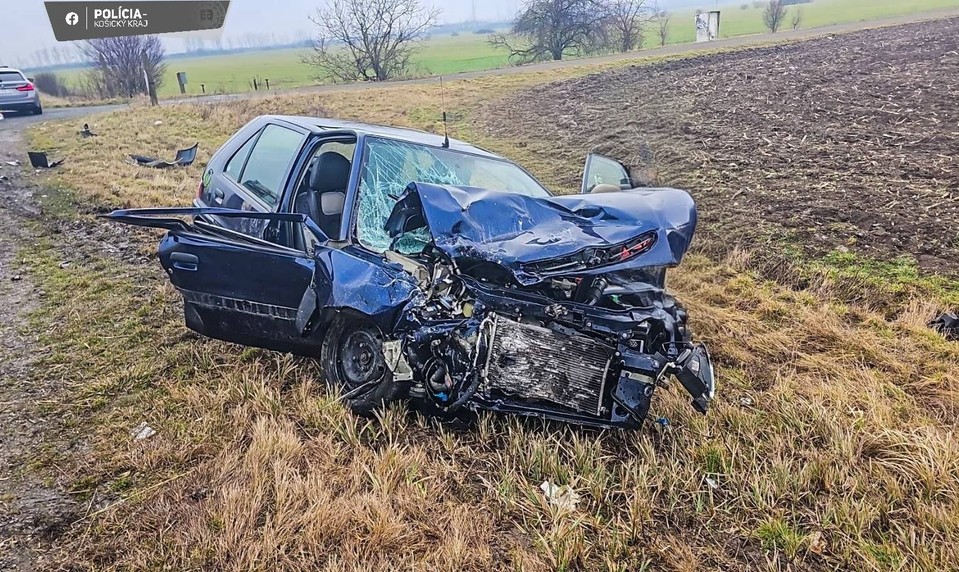Čelná zrážka si vyžiadala jednu obeť, sedem ďalších ľudí je zranených