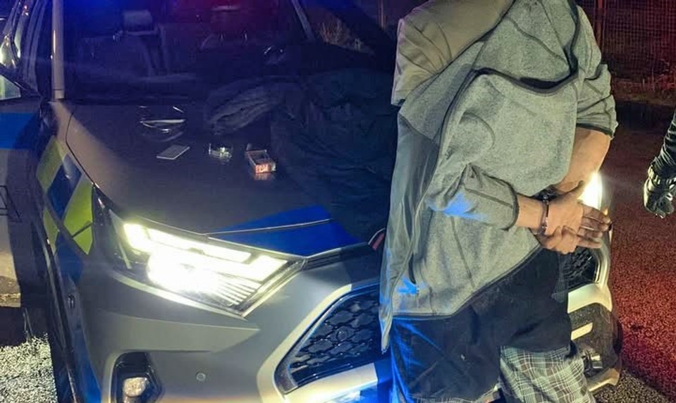 So zbraňou prepadol novinový stánok. Páchateľ ukradol stovky eur a napadol vedúcu