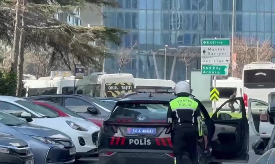 Polícia zabila niekoľkých útočníkov pri streľbe blízko izraelského konzulátu v Istanbule