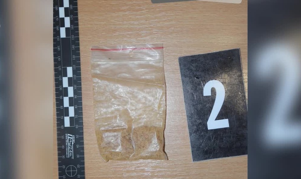 Policajná kontrola odhalila drogy, spolujazdca v pátraní aj vodiča so zákazom šoférovať