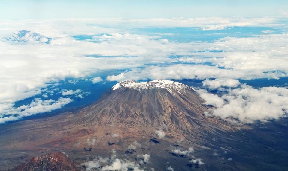 Dvaja českí občania na Vianoce zomreli blízko Kilimandžára po nehode vrtuľníka