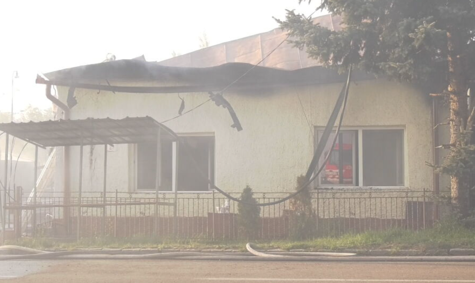 Pre nezodpovednosť suseda prišli o strechu nad hlavou: Požiar odpadu vo Veľkých Kapušanoch sa rozšíril na rodinný dom