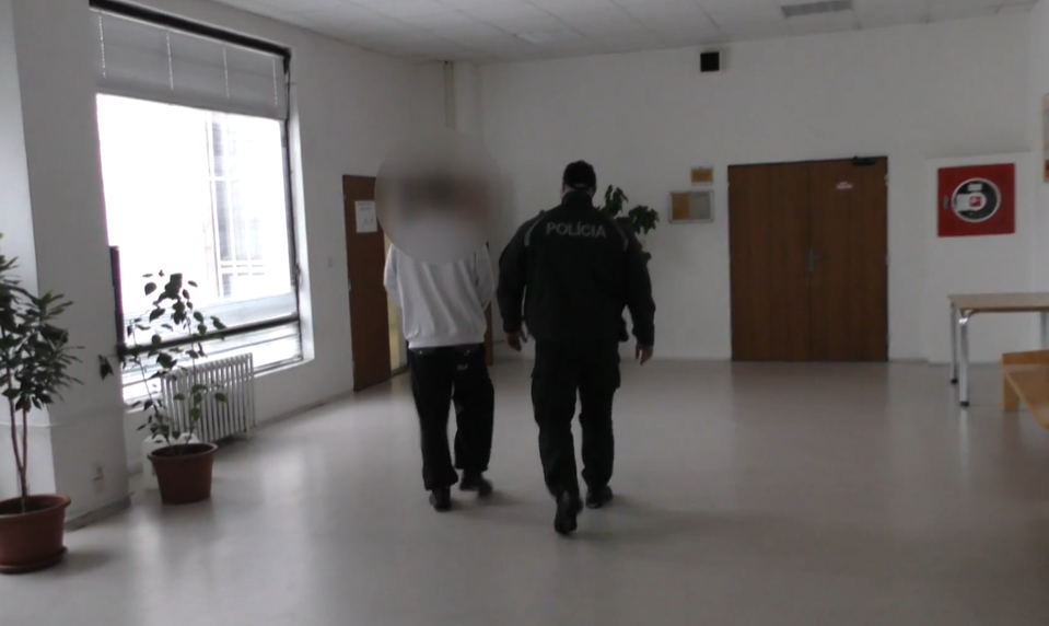Nepoučil sa. Muž, ktorý napadol policajta, putuje za mreže
