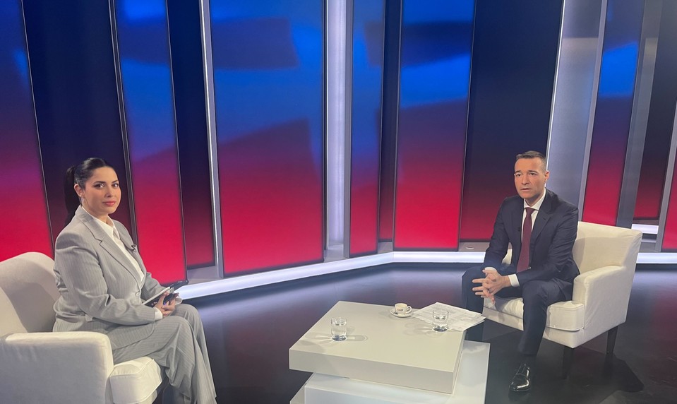 Tomáš Drucker sa na adresu Jána Ferenčáka vyjadril, že pri hlasovania sa niekedy správa ako opozičný politik