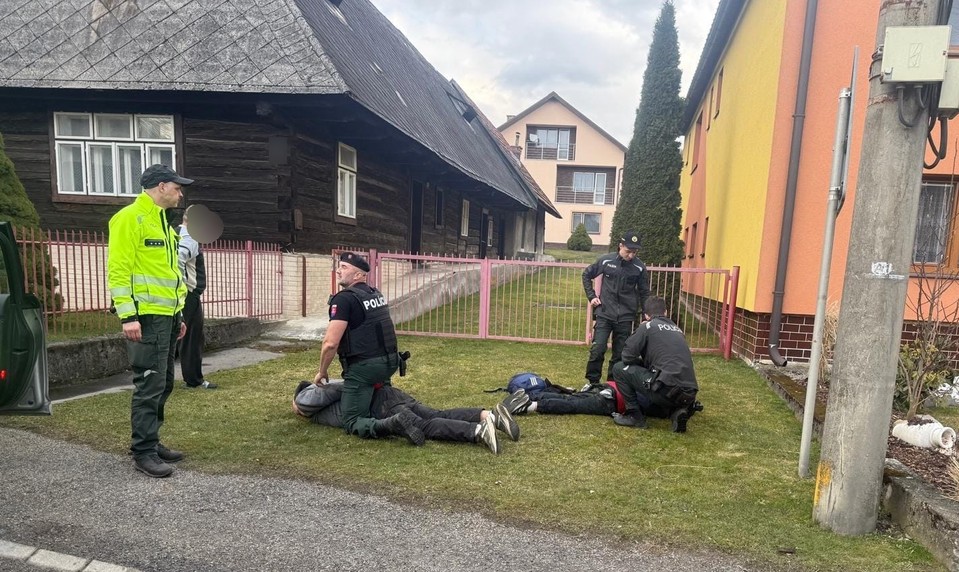 Výbuch v Demänovskej doline: Zlodeji odpálili bankomat a ušli. Polícia ich chytila