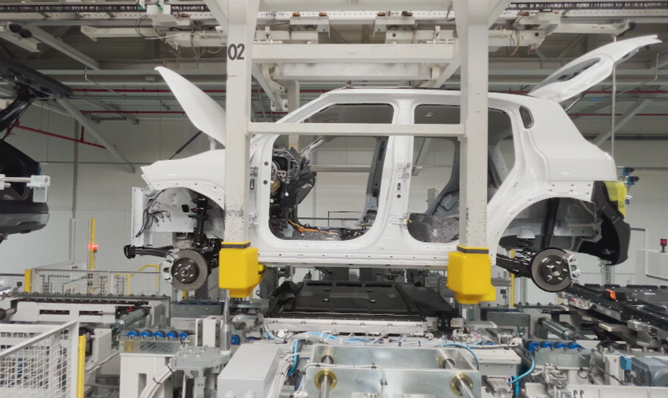 Priemysel je opäť v červených číslach. Výroba áut poklesla, problémy má aj pracovný trh