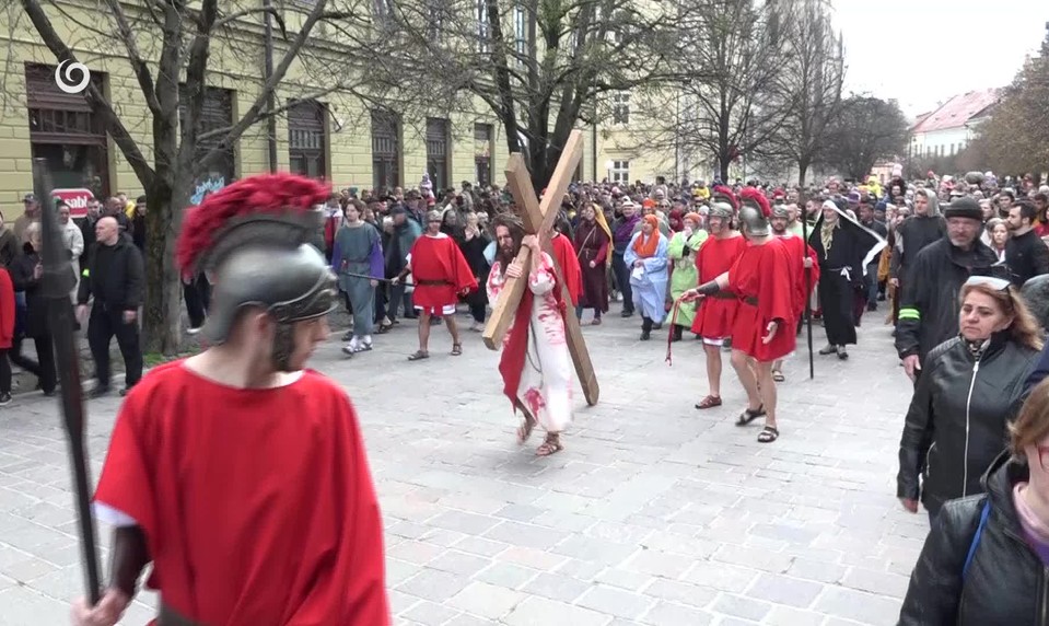 Prešov sa na chvíľu vrátil o dvetisíc rokov späť: Hlavnou ulicou prešla živá krížová cesta