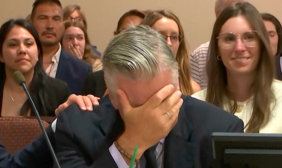 Alec Baldwin prichytený pri klamstve. Usvedčili ho kamerové záznamy z nehody