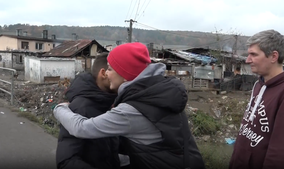 Eňa Podzámska navštívila Nikolasa zo Siedmeho neba v osade. Priniesla mu dar