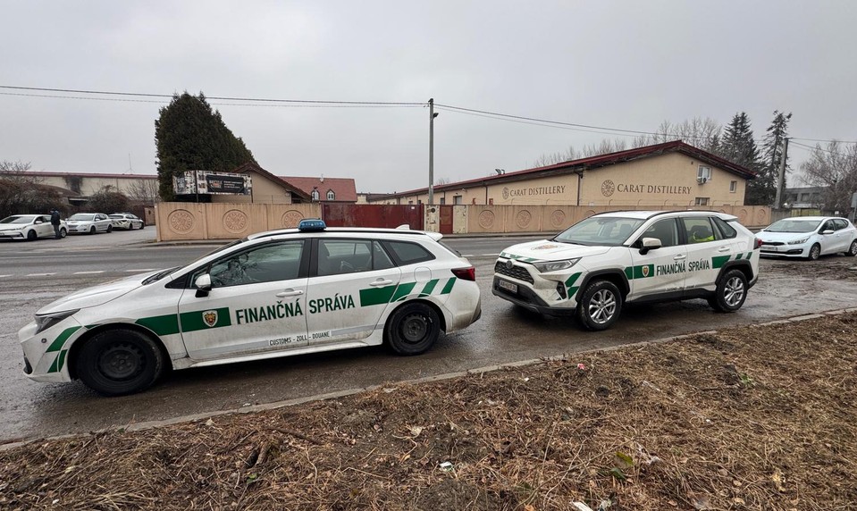 Rozruch v Šamoríne. Finančná správa zasahuje vo firme s alkoholom