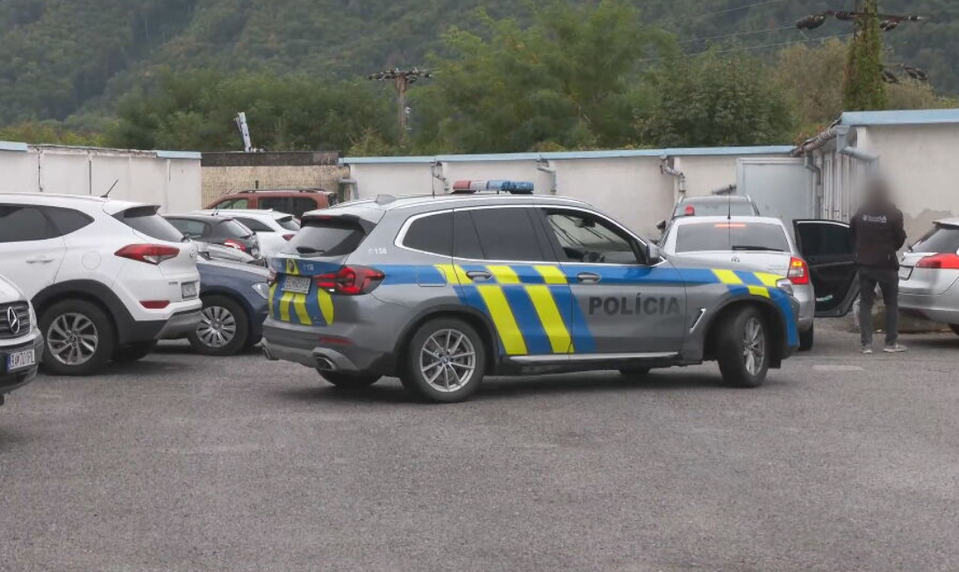 Rozsiahla policajná akcia na Slovensku: Jedným z majiteľov luxusných áut má byť policajt