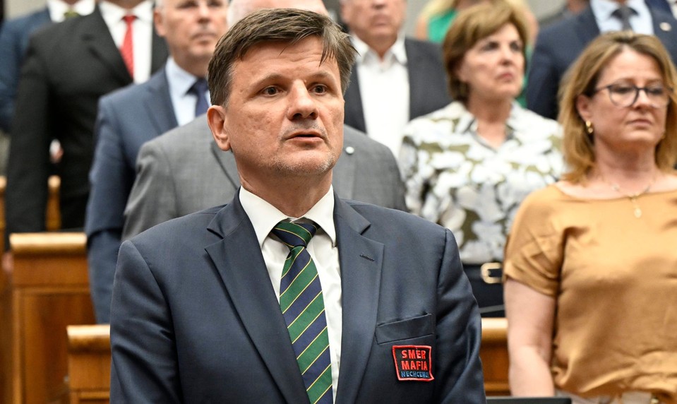 Gašpar vykázal Hlinu z rokovacej sály. Dôvodom je nášivka na saku