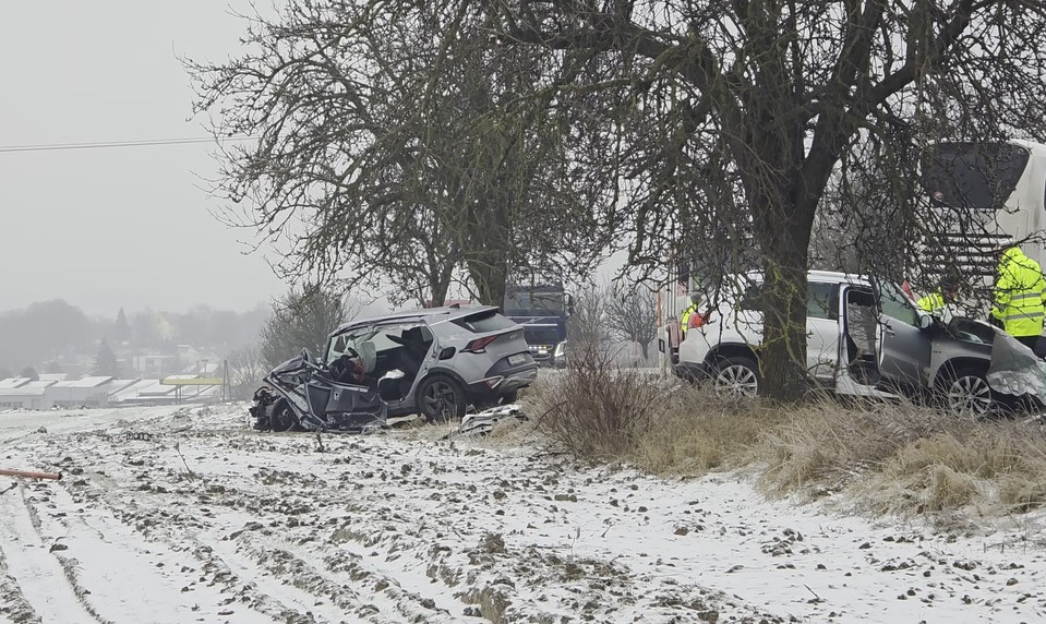 Hrozivá ranná zrážka na Záhorí: Autobus sa zrazil s dvomi vozidlami