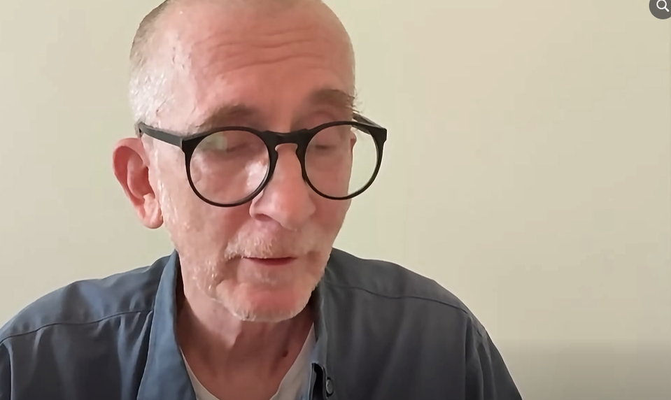 Rakúsky kabaretista čelí vážnym obvineniam zo zneužívania. Matka obete ho dokonca vydierala