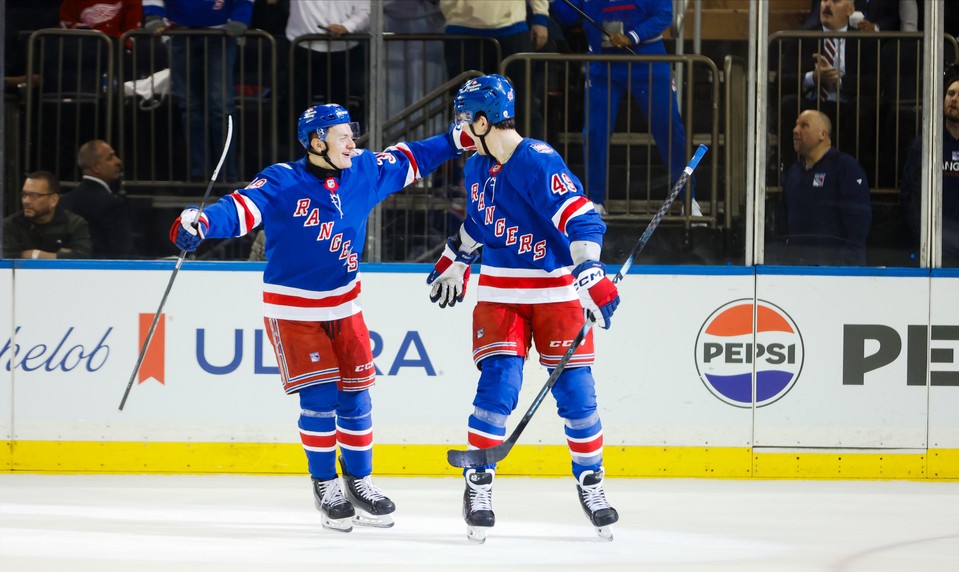 SÝKORA s prvou asistenciou v NHL, skóroval Čech CHMELÁŘ