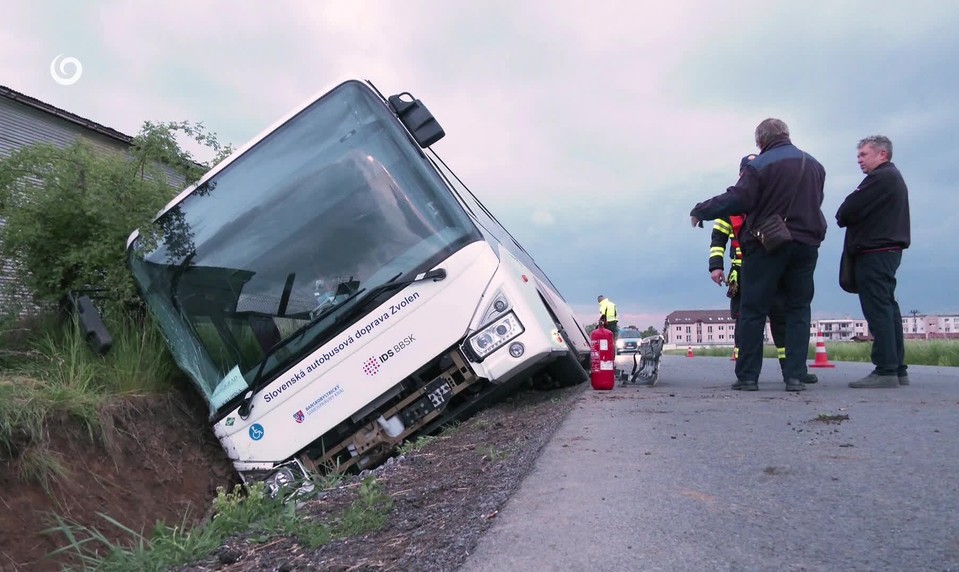 Motorkár im skrížil cestu a zmizol: Autobus s cestujúcimi sa pri vyhýbaní prevrátil