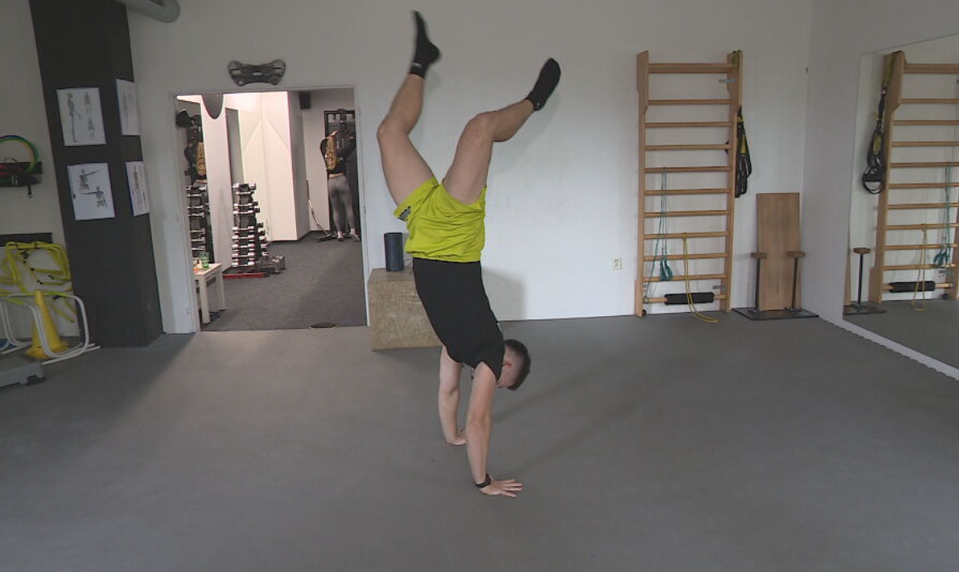 Stojka naberá na popularite. Prináša nový pohľad aj zdravotné benefity