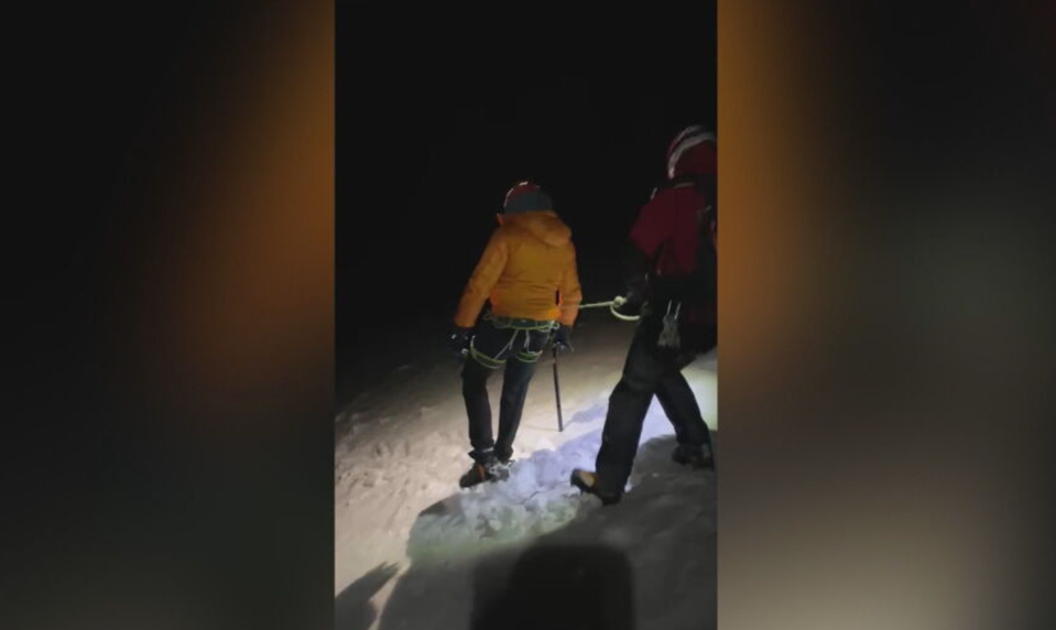 Český turista uviazol v zimnom teréne Tatier. Pomáhali mu horskí záchranári