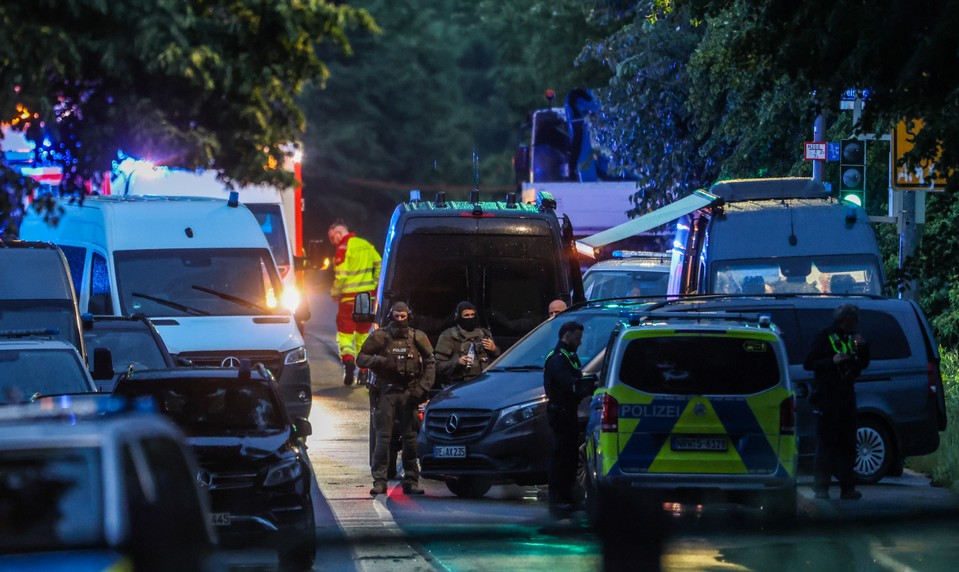 Muž v Dortmunde strieľal na policajtov a zabarikádoval sa s tromi deťmi