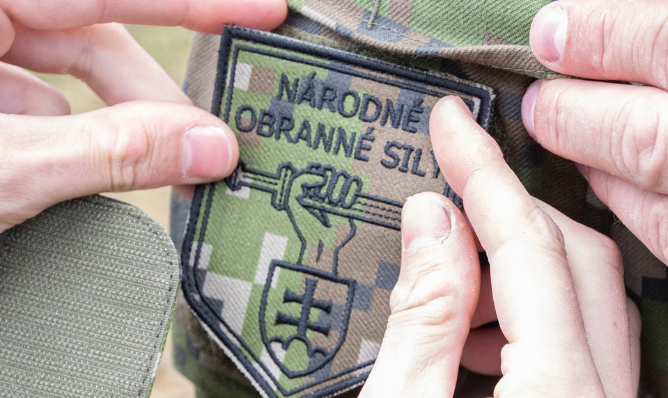 Opozíciu pobúrili kondómy s logom obrany. Rezort vysvetlil, kde ich bude rozdávať