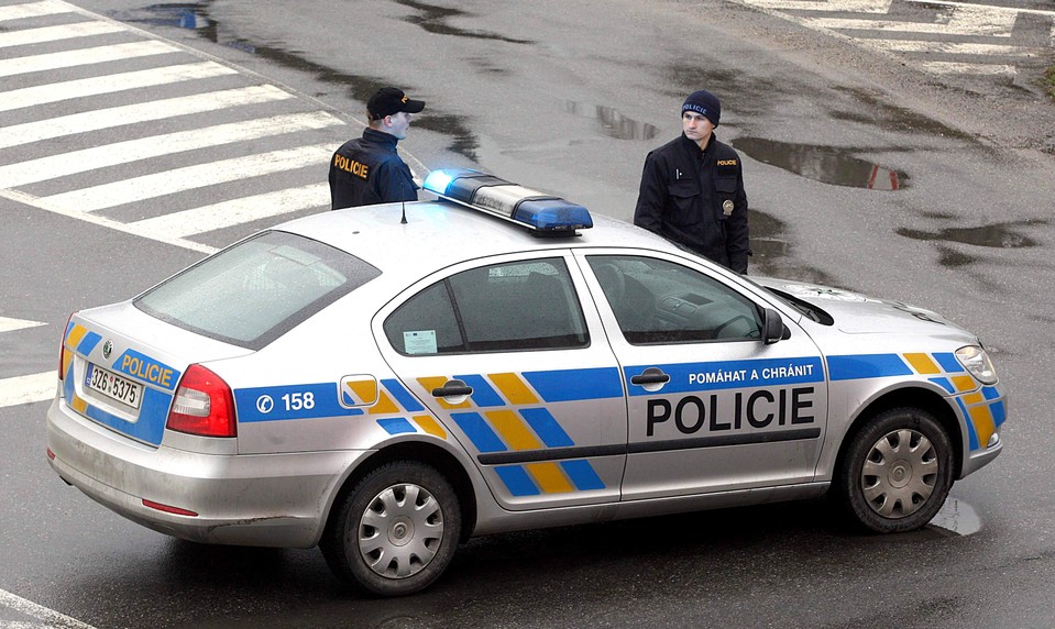 Polícia zasahuje: Muž sa zabarikádoval a hrozí zapálením domu