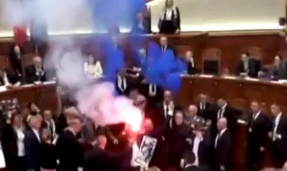 Chaos v albánskom parlamente: Opozícia zapálila svetlice a žiadala demisiu premiéra