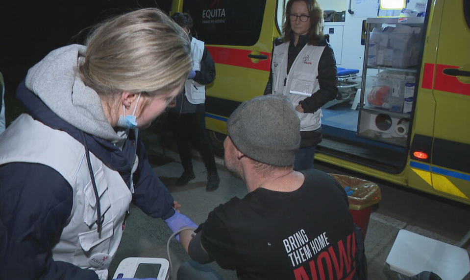 Pre tých, ktorých systém prehliada: Zdravotníci prinášajú starostlivosť pre ľudí bez domova